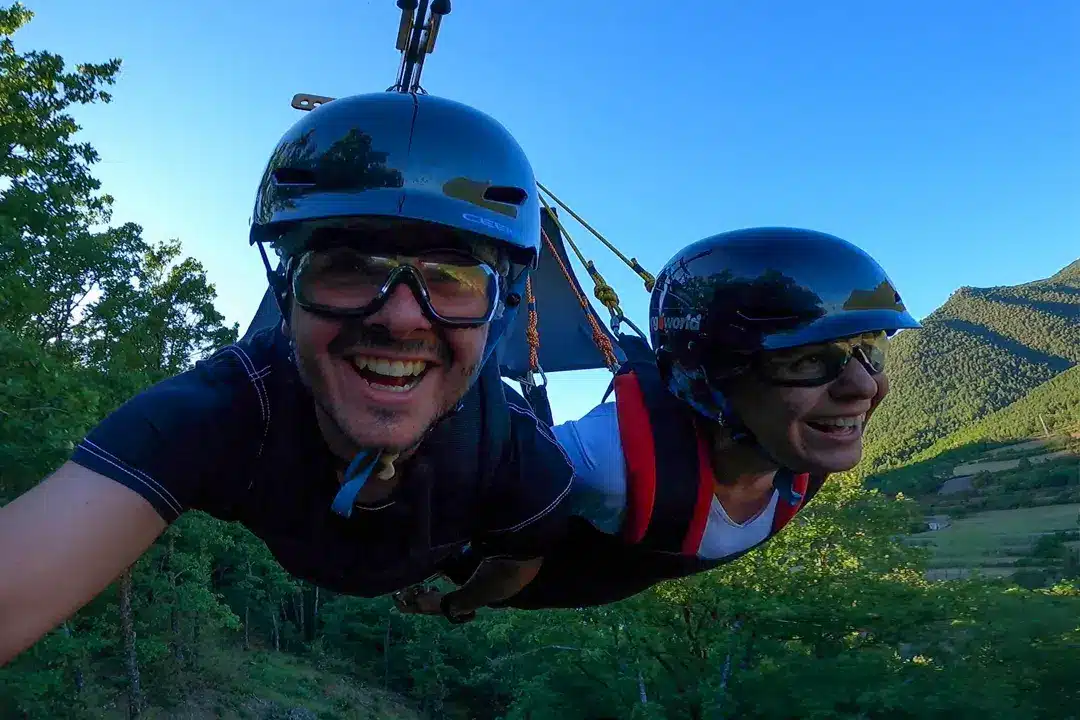 salta en pareja con tirolina