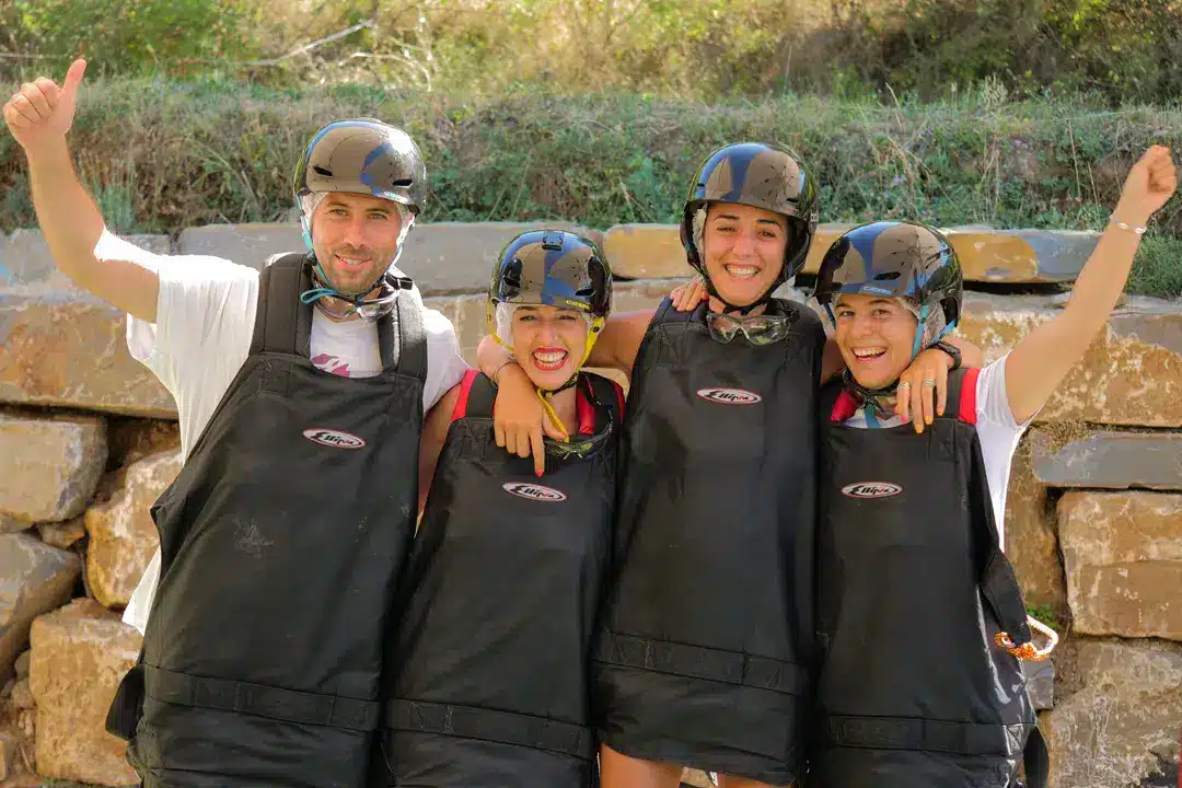 Foto de grupo de amigos listos para disfrutar de una aventura en tirolina.