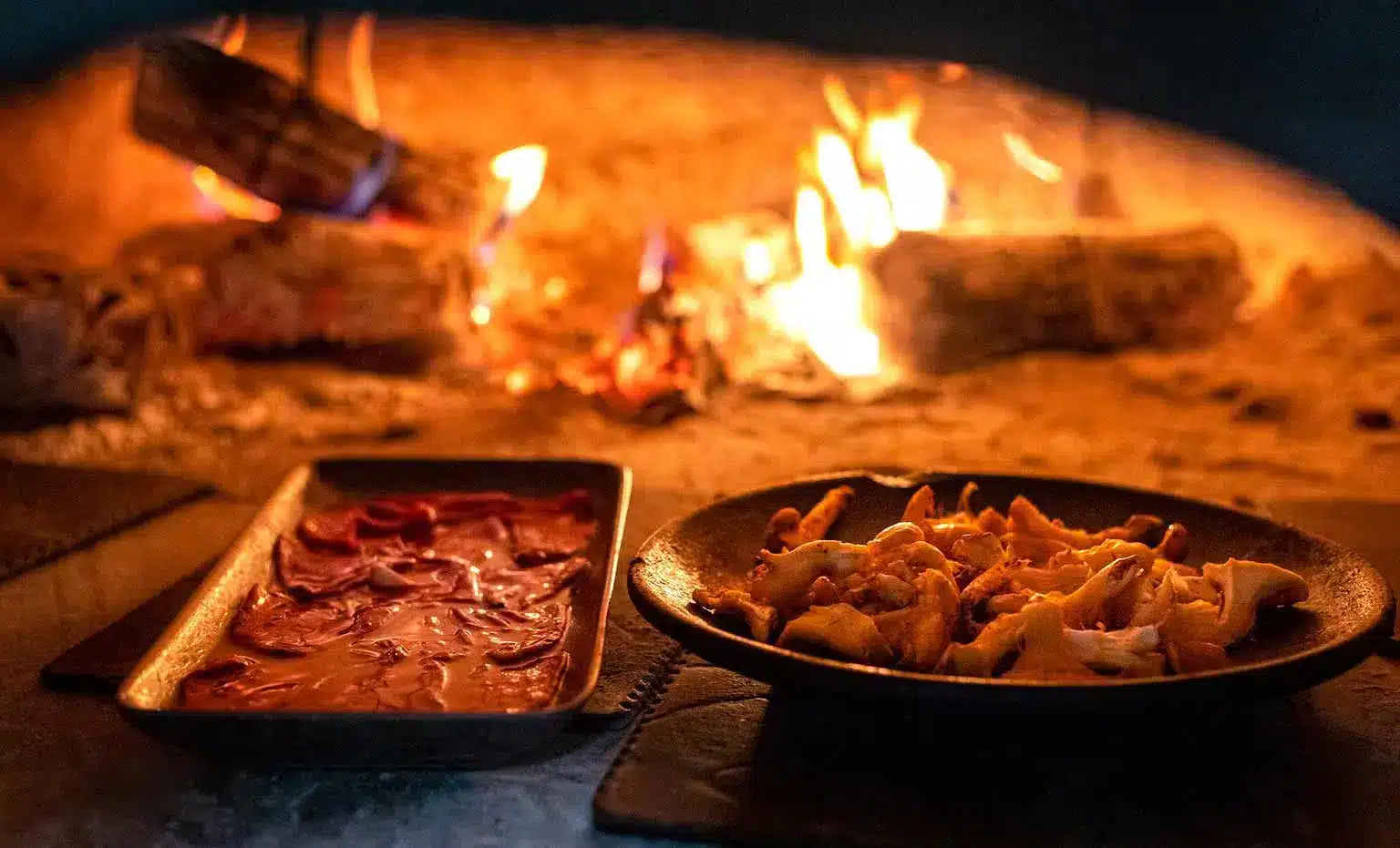Horno de leña del restaurante Balcón del Pirineo, irradiando calidez y tradición.