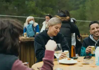 Grupo de personas disfrutando en la terraza del bar de la Tirolina.