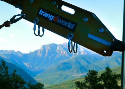 Polea de desplazamiento utilizada para conectar el arnés al cable de la tirolina.