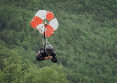 "Lanzamiento impresionante con paracaídas de frenado en el vuelo récord de tirolina más rápido.