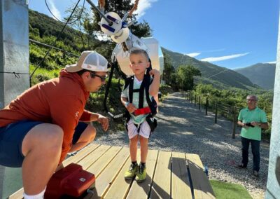 Niño preparándose para un salto en la TyrolKid, la tirolina infantil.