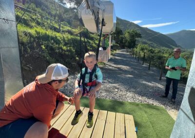 Niño a punto de saltar en la TyrolKid, la tirolina infantil.