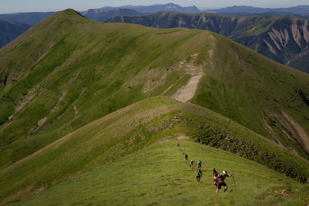 Pareja practicando senderismo en el Parque Nacional de Ordesa y Monte Perdido, Pirineos.